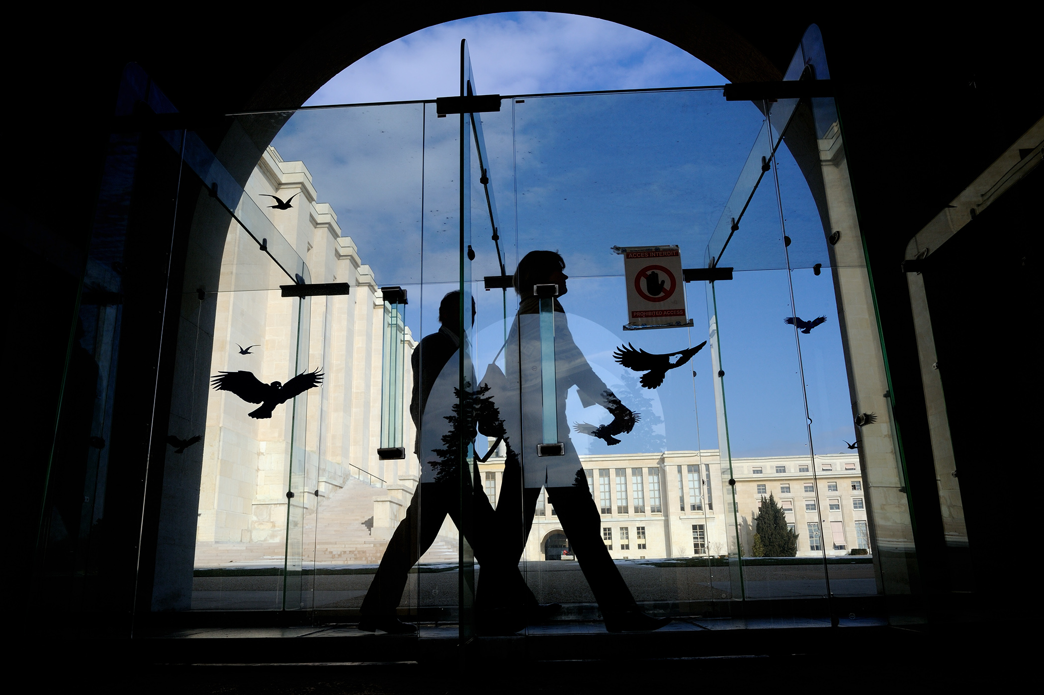 silhouette di due persone che camminano