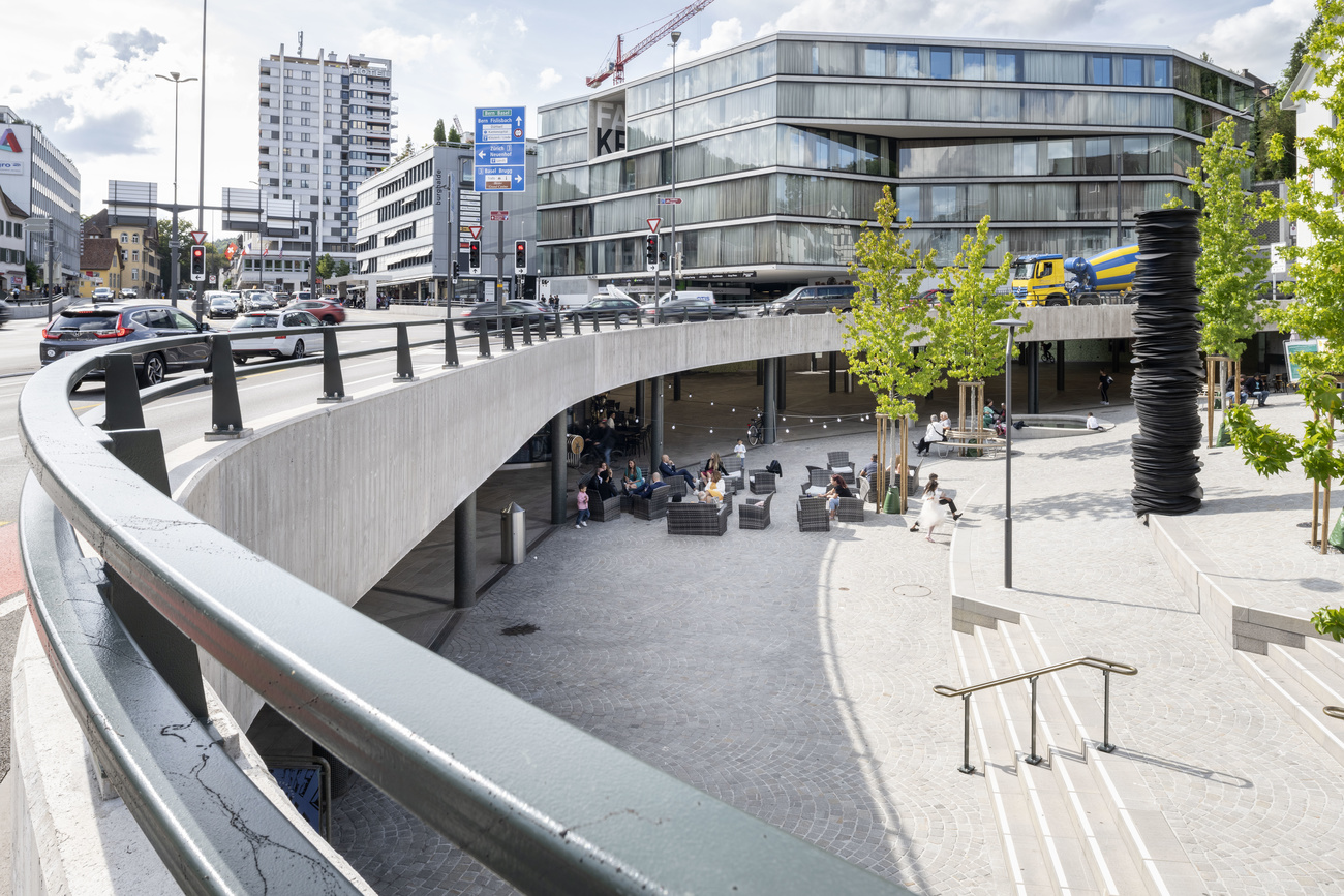 Strassenkreuz und tiefer liegende Schulhausplatz