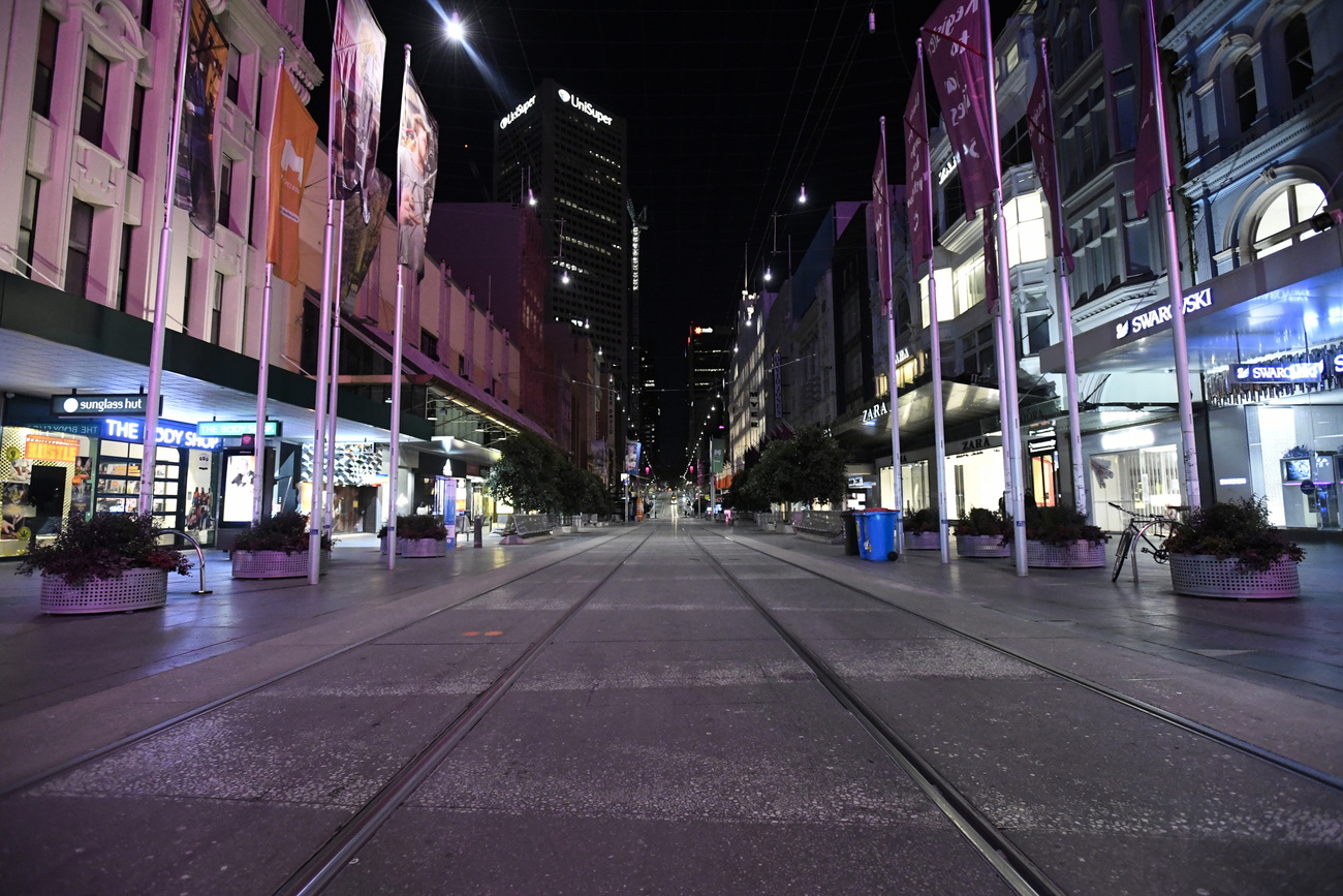 Eine leere Strasse in Melbourne in der Nacht