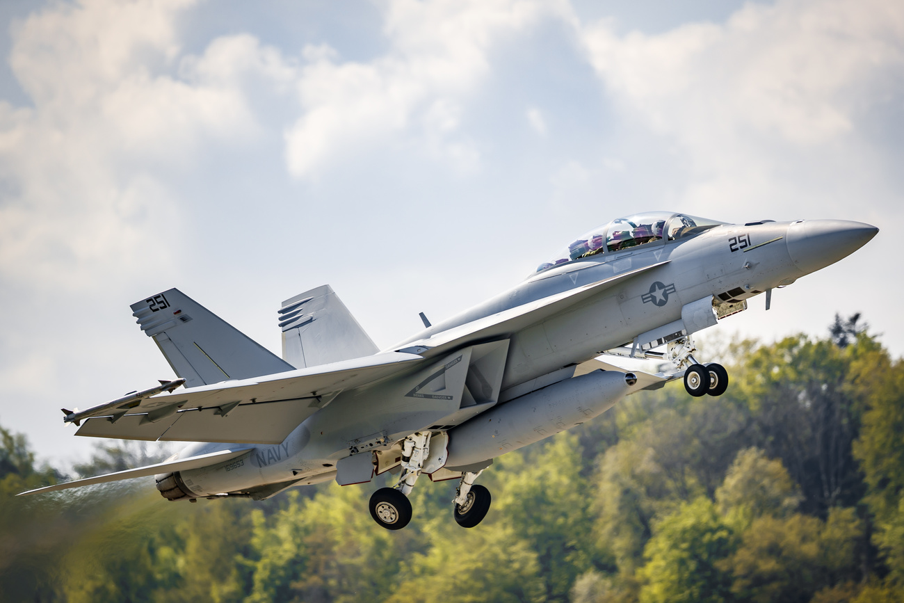 Un caccia militare F/A-18 Super Hornet che decolla.