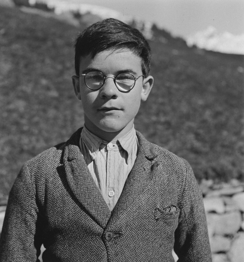 Portrait d un adolescent avec des lunettes rondes