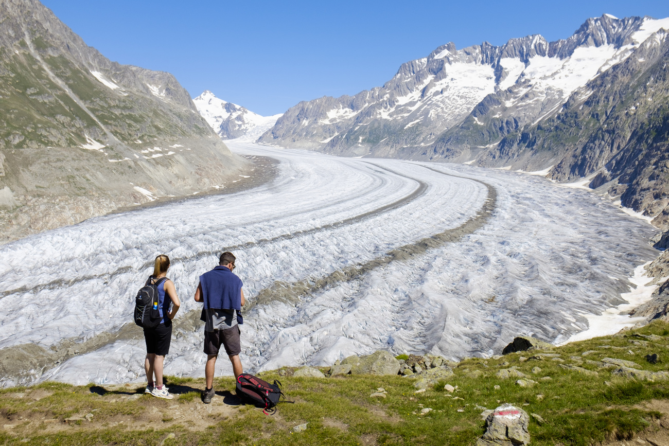 duas pessoas observando um glaciar