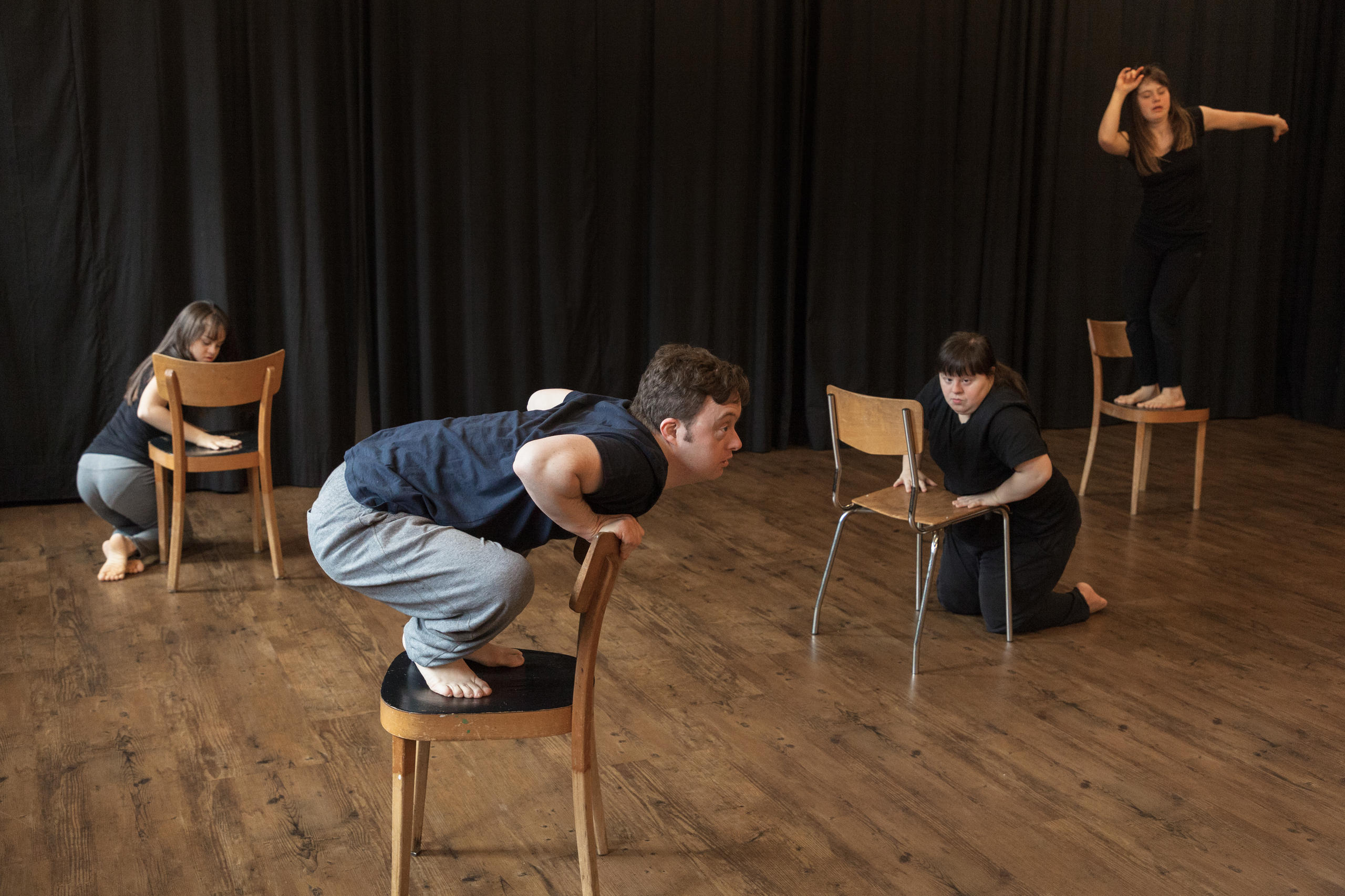 Danse avec les chaises