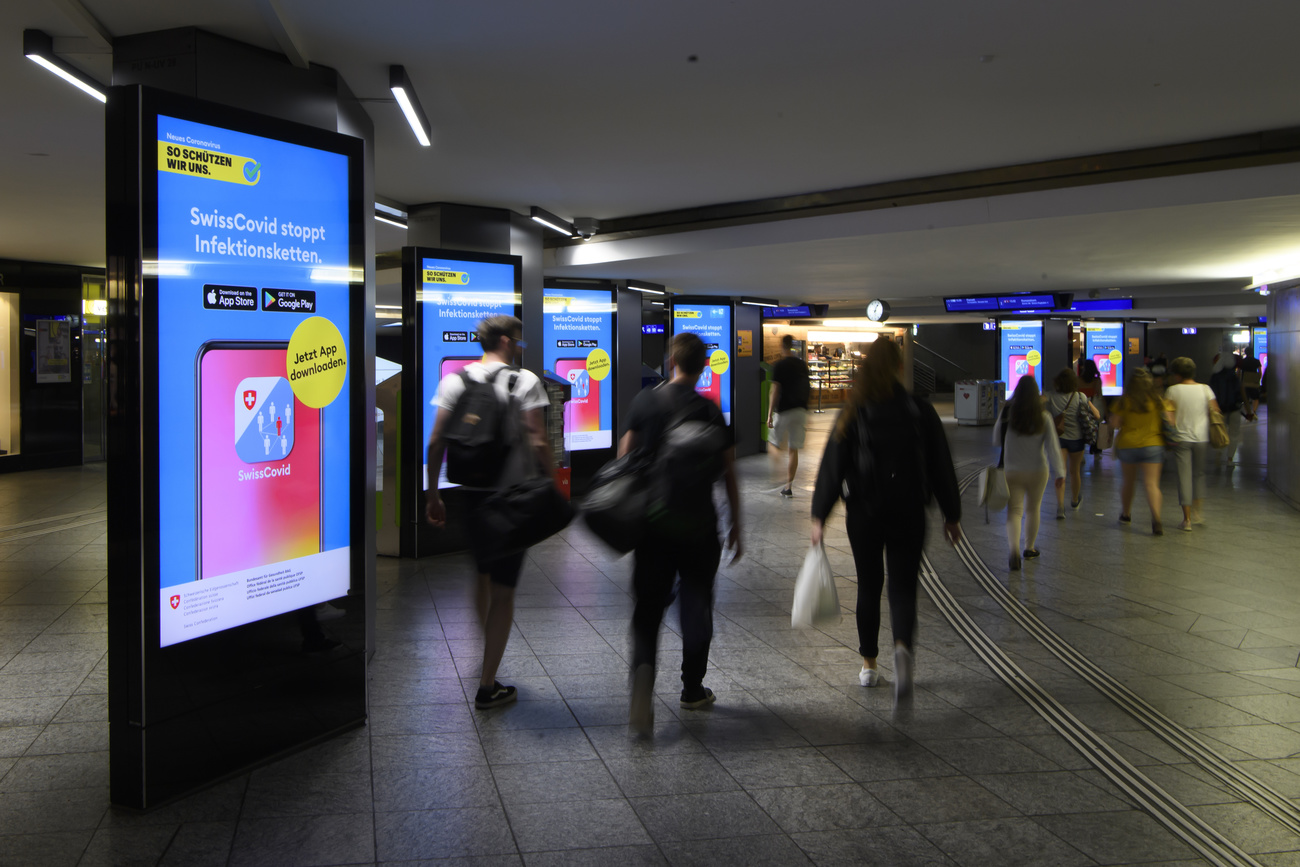 Manifesti pubblicitari per l app swisscovid