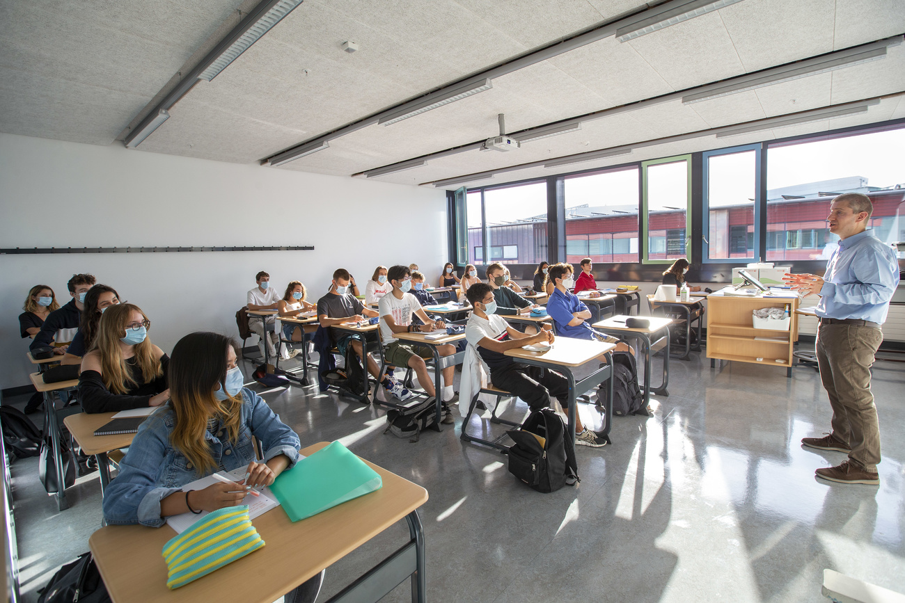 Un aula scolastica con studenti tutti con la mascherina