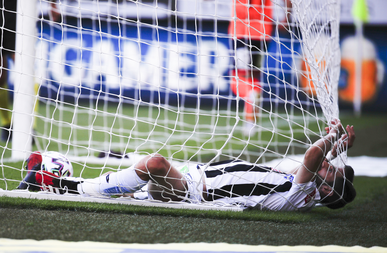 Un calciatore disteso nella porta.