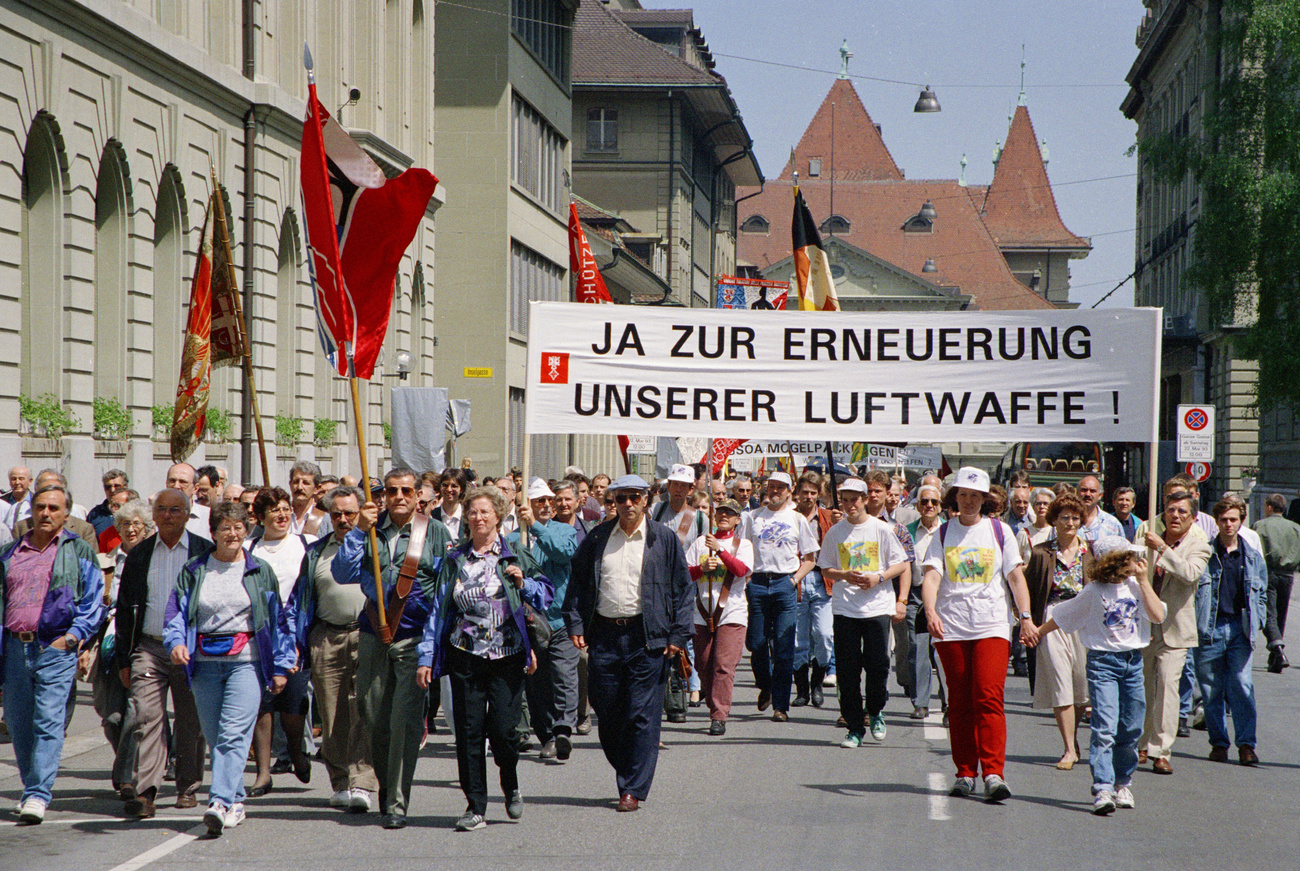 Une manifestation en faveur de l achat de nouveaux avions de combat en mai 1993 devant le Parlement fédéral à Berne.