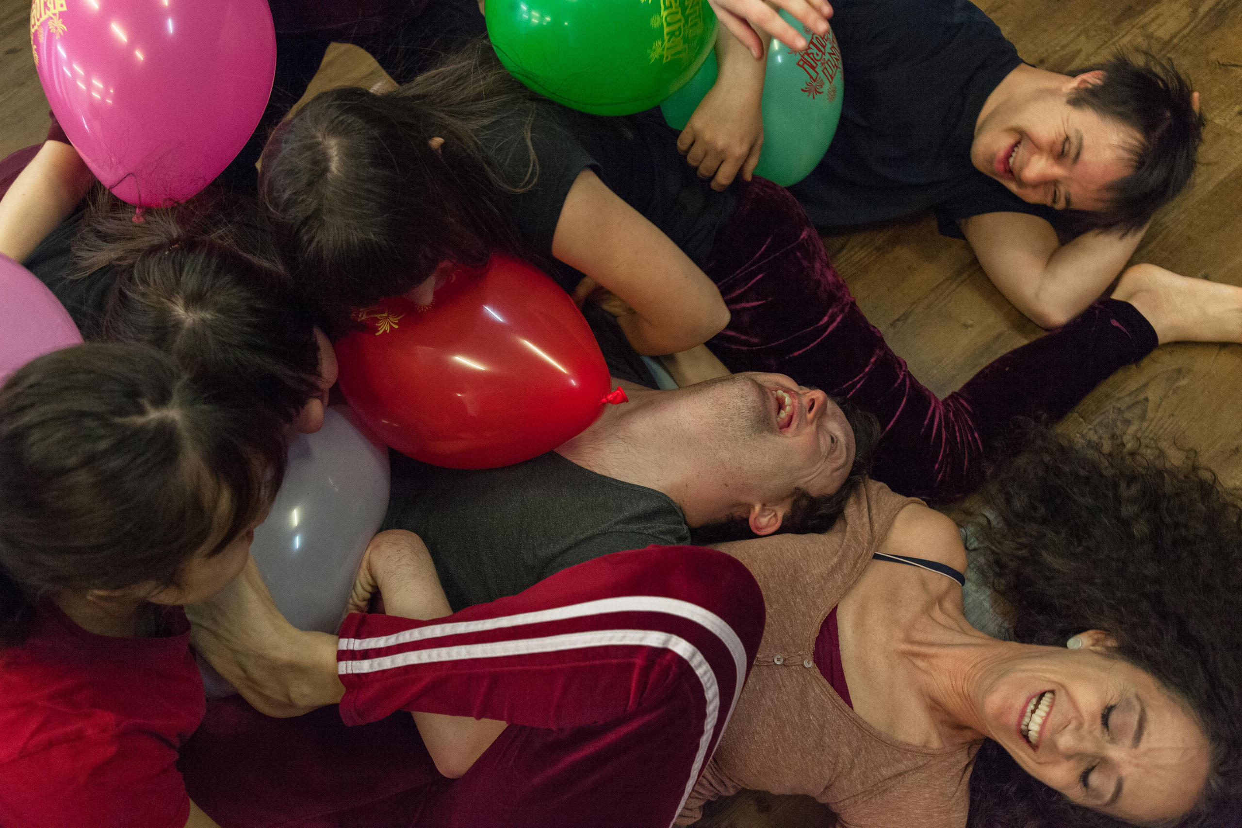 Ils répètent et improvisent tous une danse avec des ballons