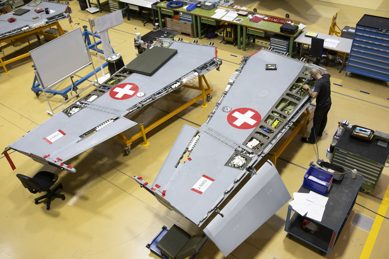 Ailes d avion militaire en révision