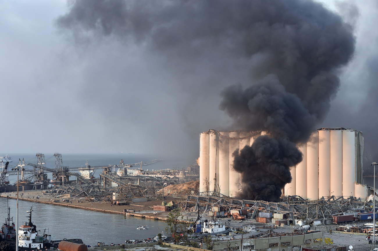 Una panoramica del porto di Beirut e il fumo nero che sale dal luogo dell esplosione.