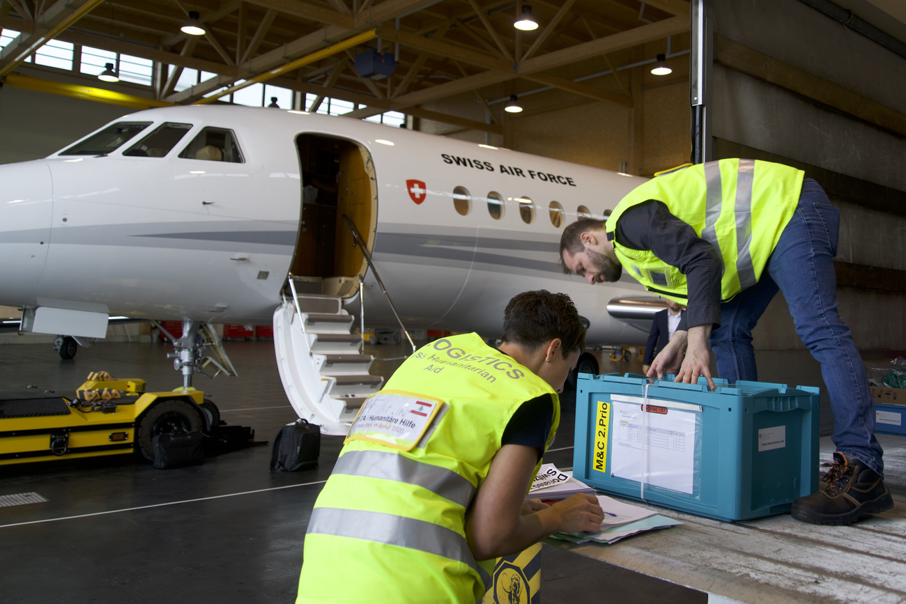 Flugzeug mit Helfern