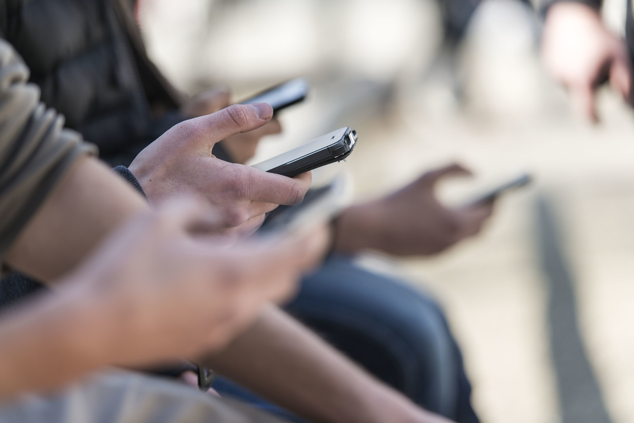 Des adolescents et leurs smartphones, à Zurich.