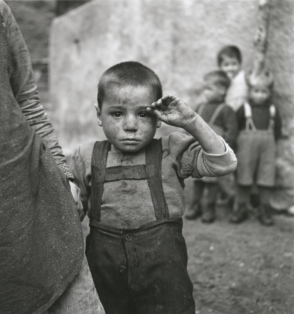 Niño de la mano de una persona mayor