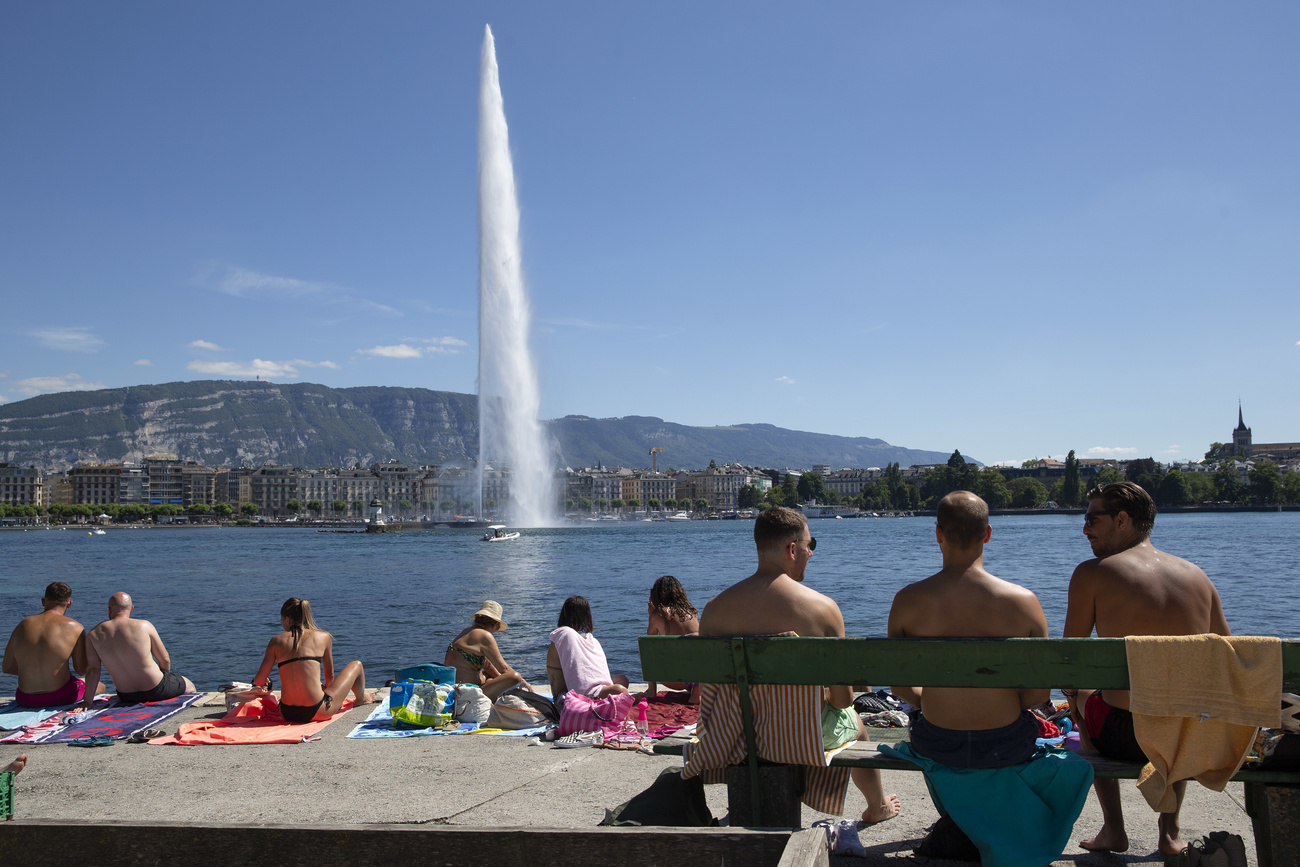 persone davanti a jet d eau