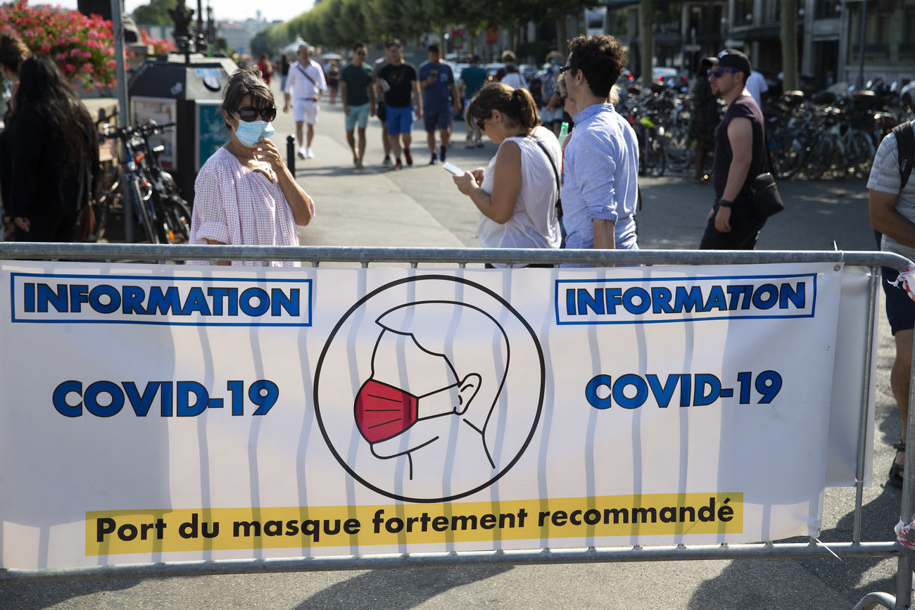 Striscione informativo sull uso della mascherina sul lungolago a Ginevra.