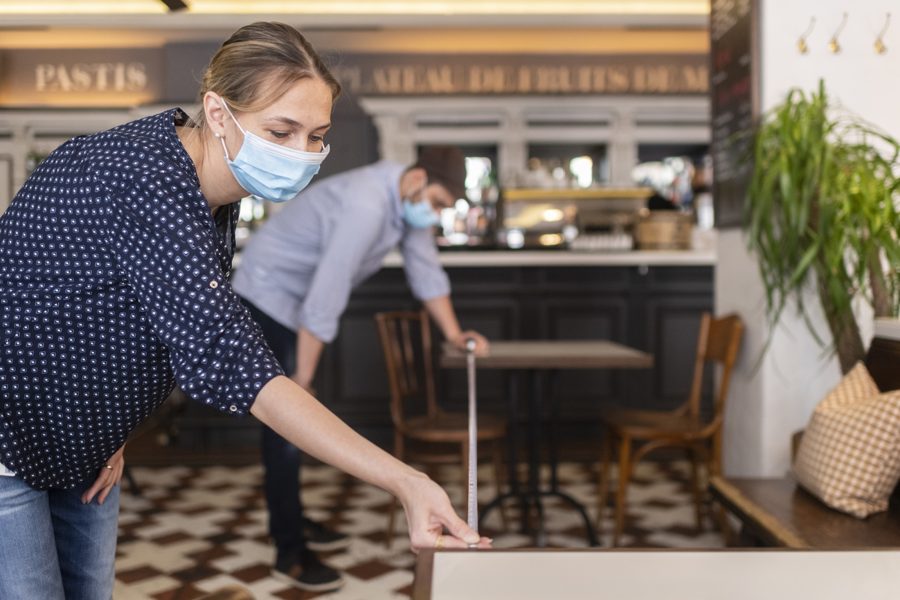 mulher de máscara em restaurante