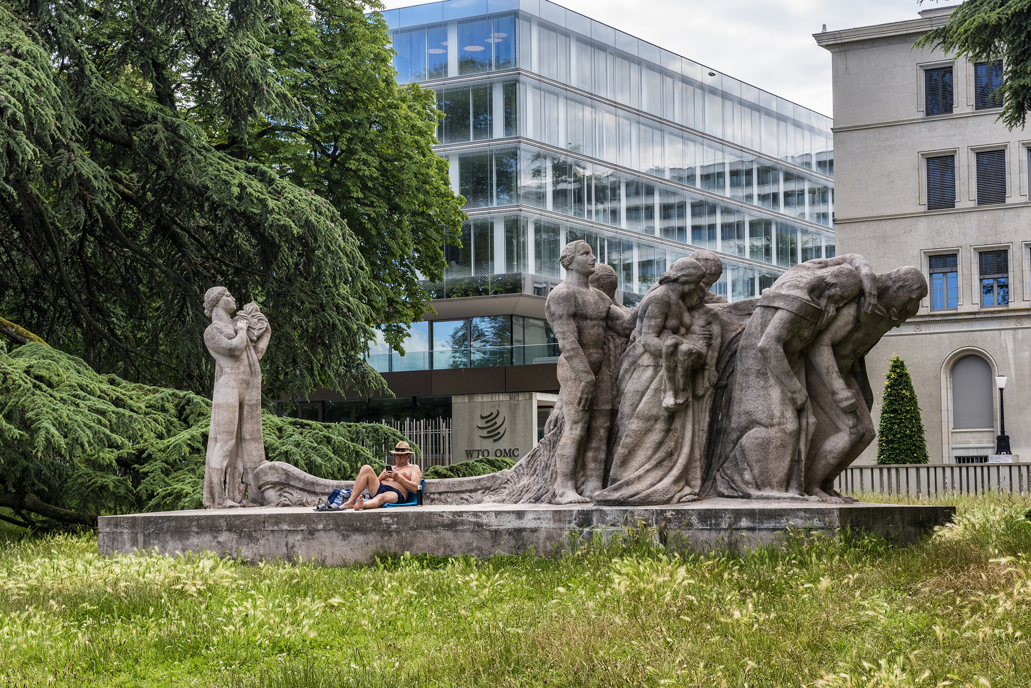 WTO本部前にある彫刻は、日光浴に最適な場所だ