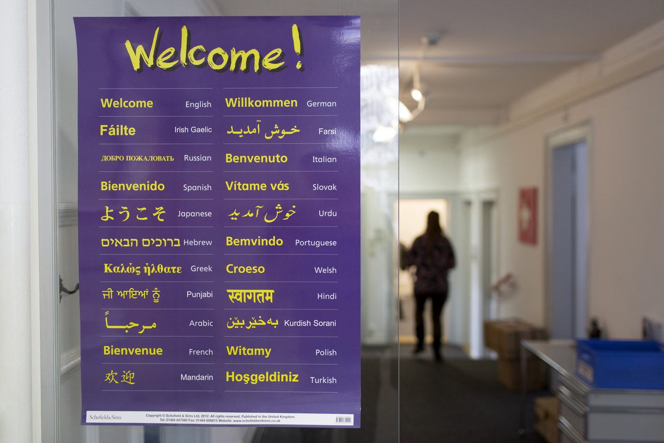 cartello con la scritta welcome in diverse lingue