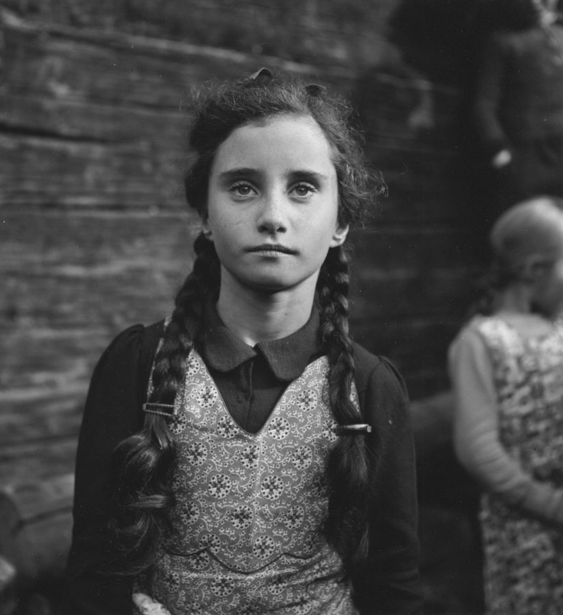 Jeune fille avec deux nattes et l air sérieux