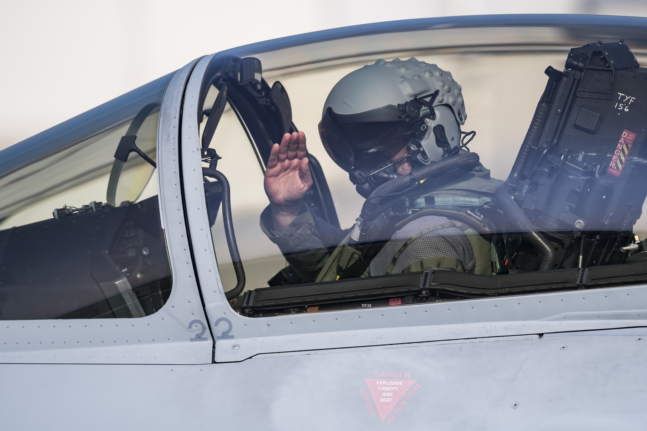 Un pilota all interno di un caccia che si appresta a decollare saluta.