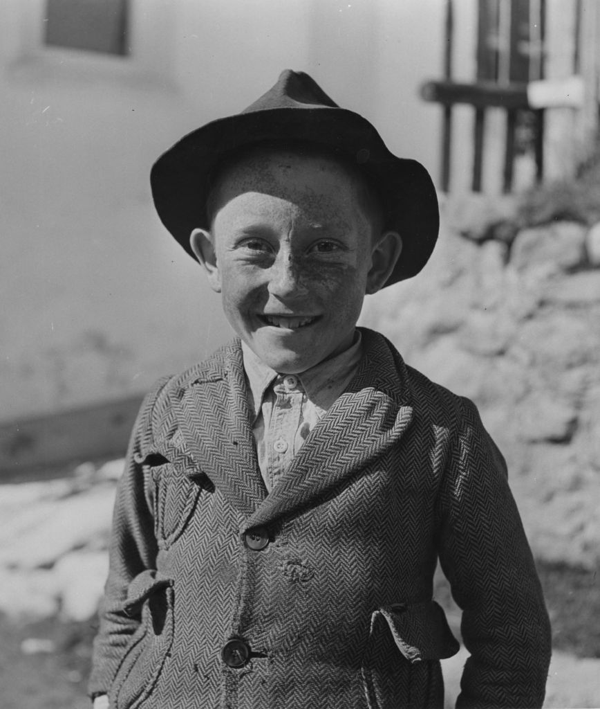 Jeune garçon souriant avec un chapeau