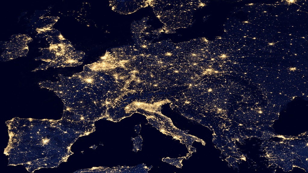 Europa bei Nacht vom Himmel aus gesehen