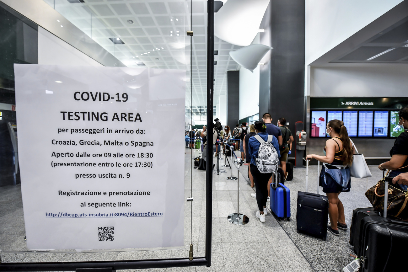 passeggeri in fila in un aeroporto