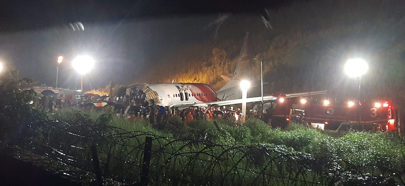 Fusoliera di un aereo senza testa adagiato in prato; di notte; forti piogge