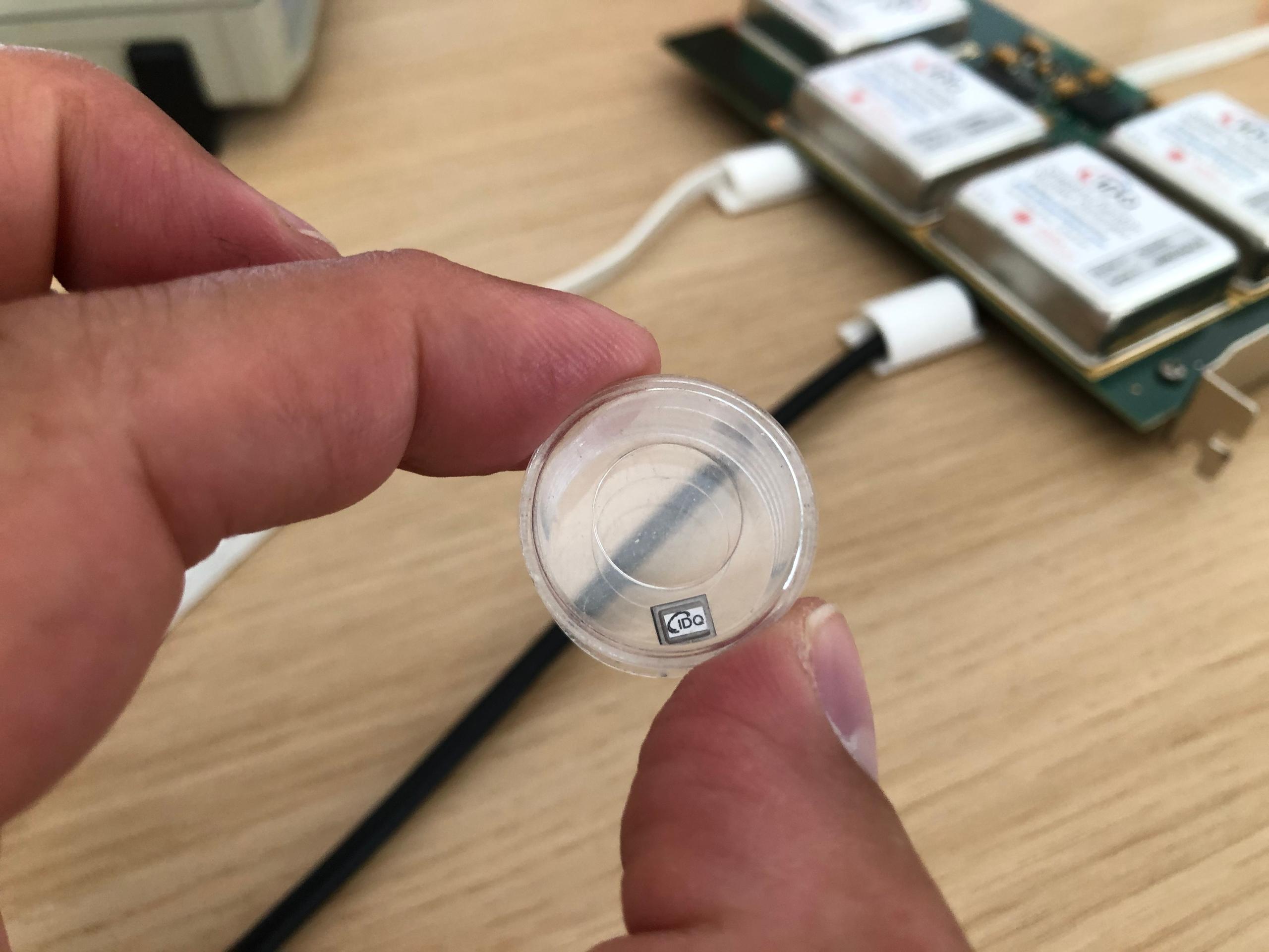 Um chip dentro de um recipiente de plástico