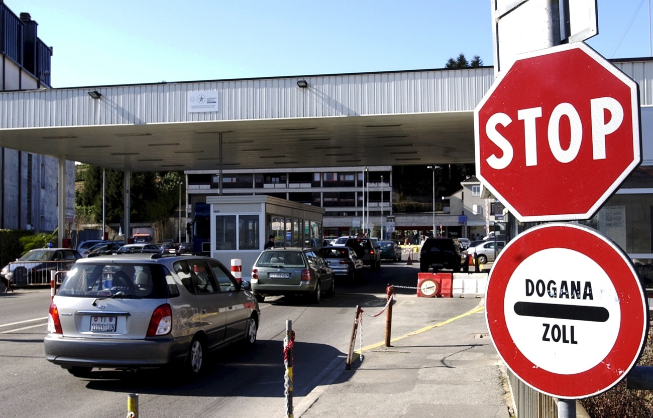 auto attraversano una dogana