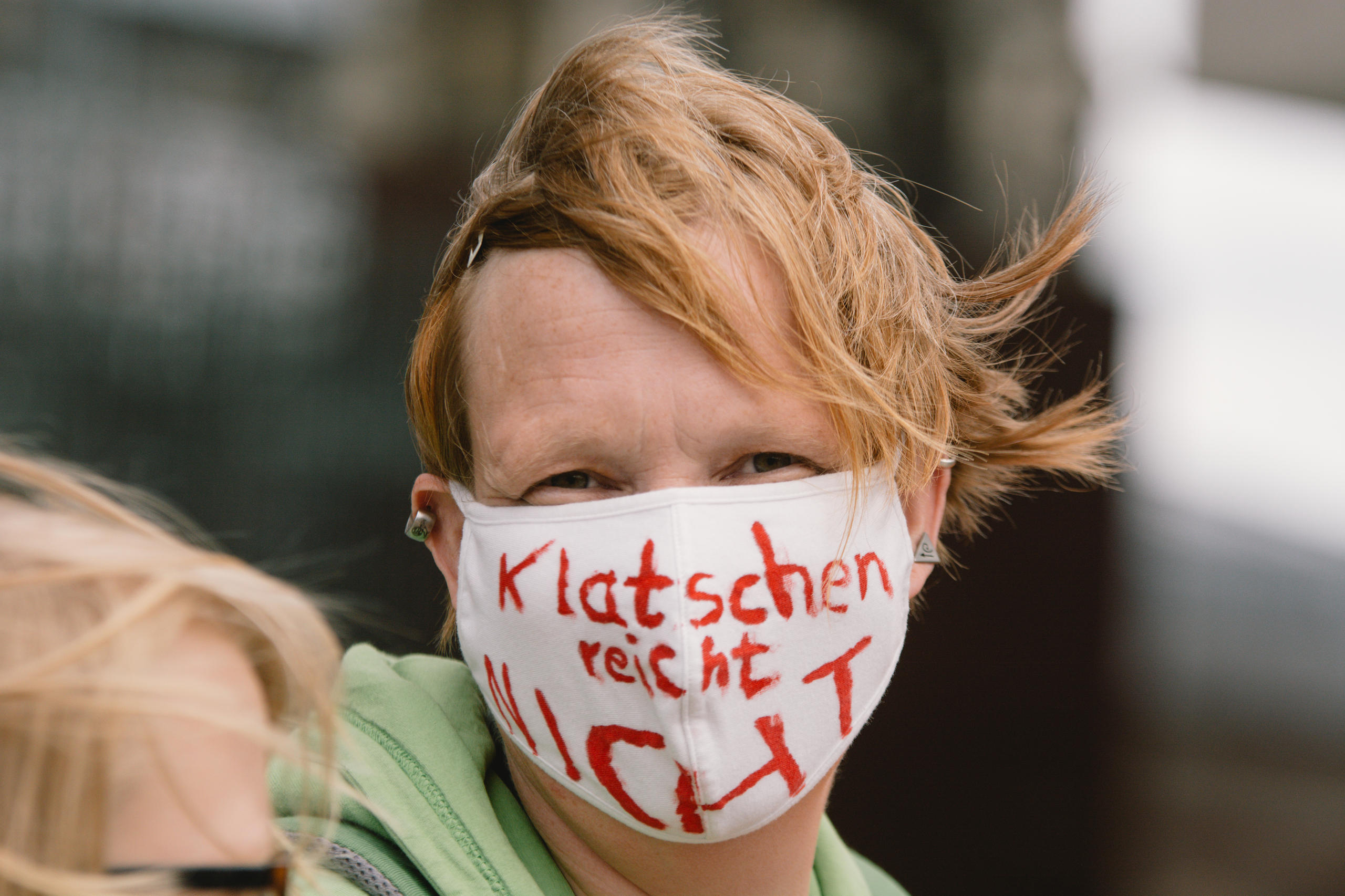 Frau mit Gesichtsmaske