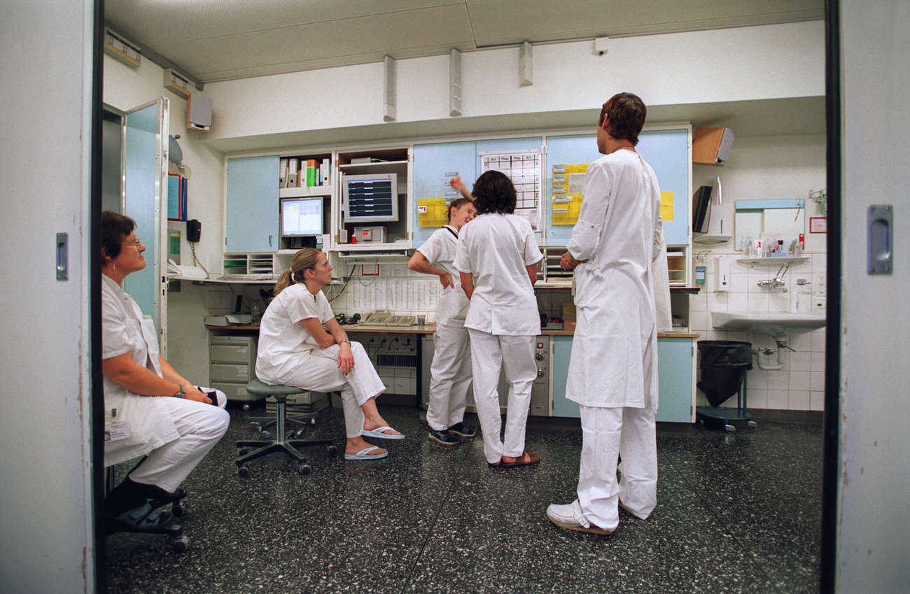 Dipendenti di un ospedale elvetico durante una pausa di lavoro