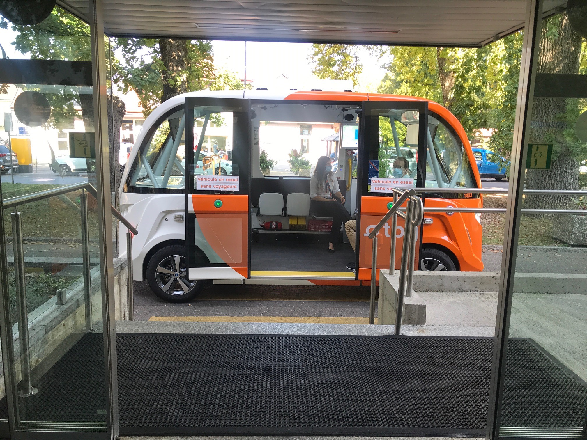 A driverless shuttle in front of the hospital