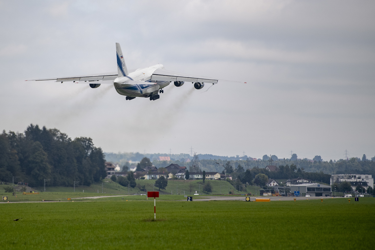 Riesen Flugzeug hebt ab in Emmen