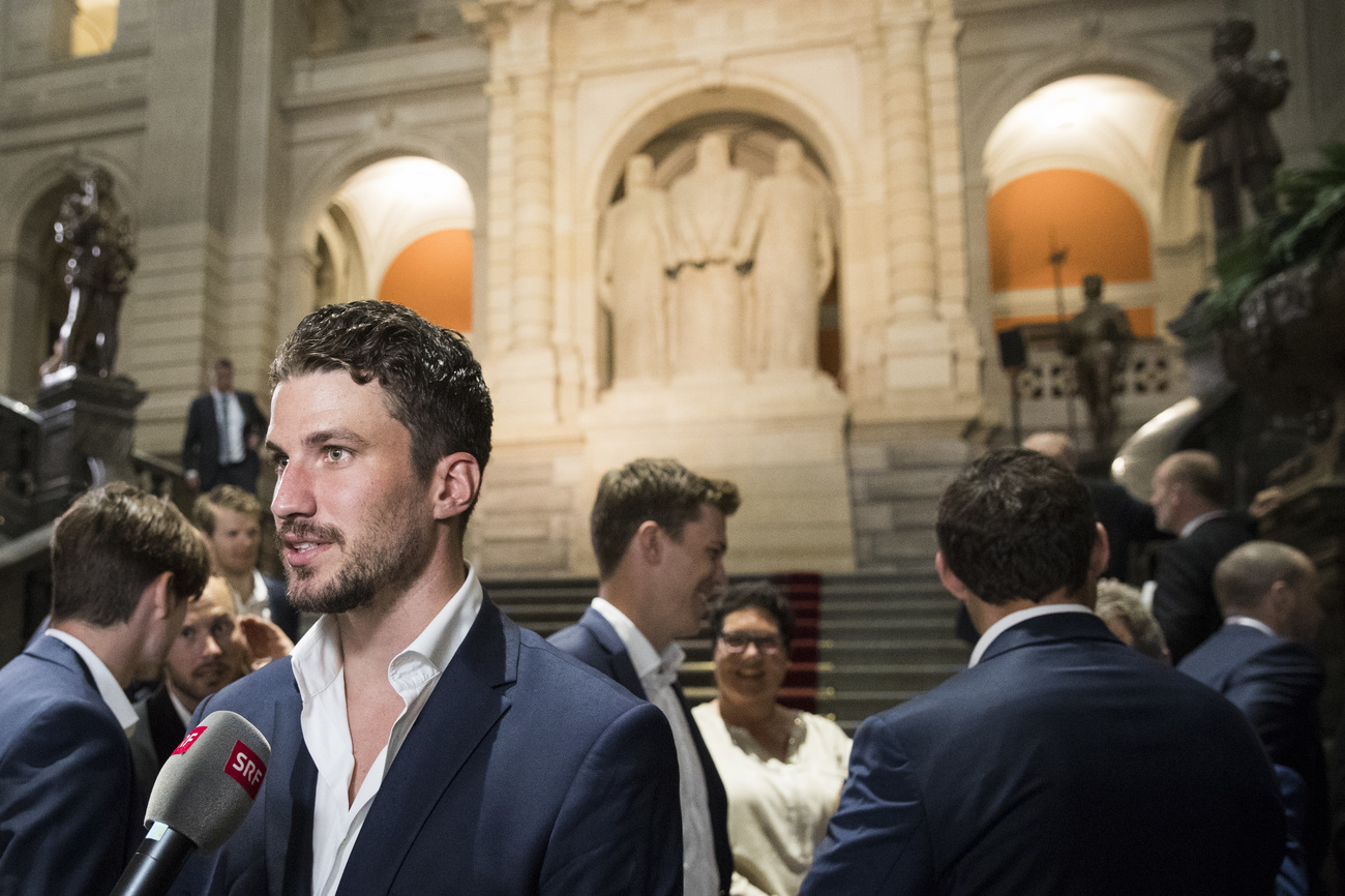 Roman Josi gibt ein Interview