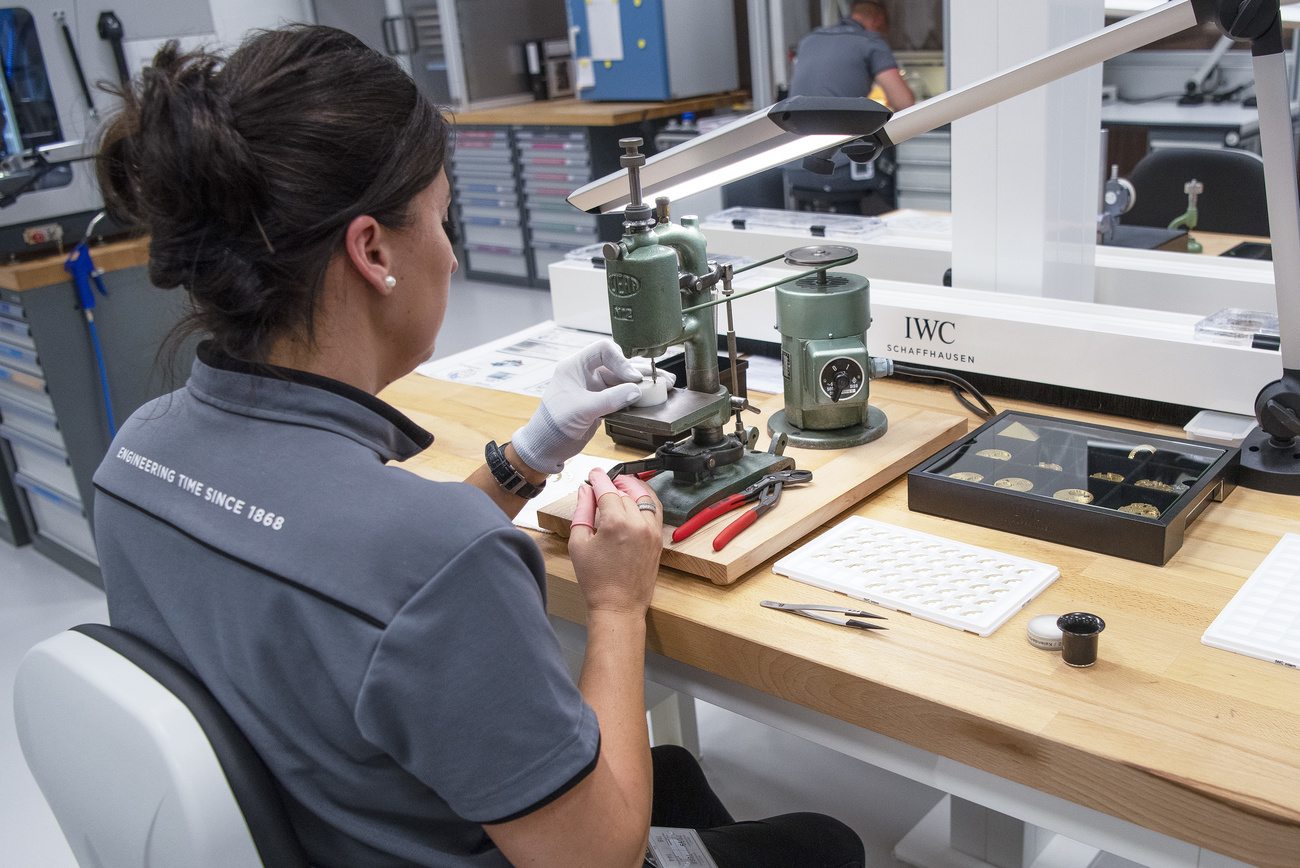 Una donna attiva in una manifattura orologiera.
