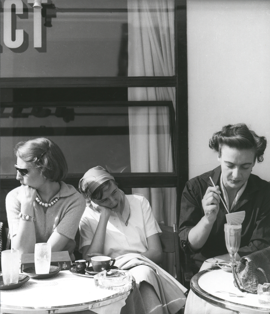 Tres mujeres tomando café