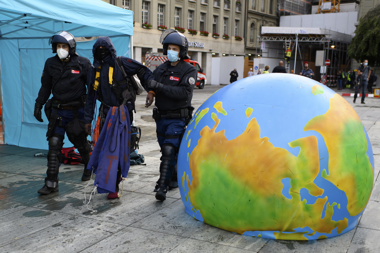 zwei Polizisten führen einen Demonstrant ab
