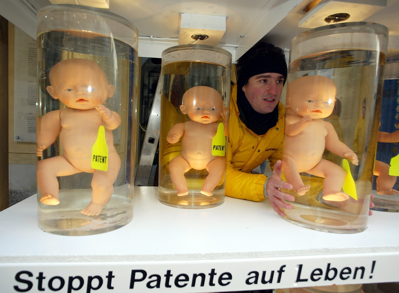 Puppen in Gläsern. Eine Protestaktion gegen Gentech.