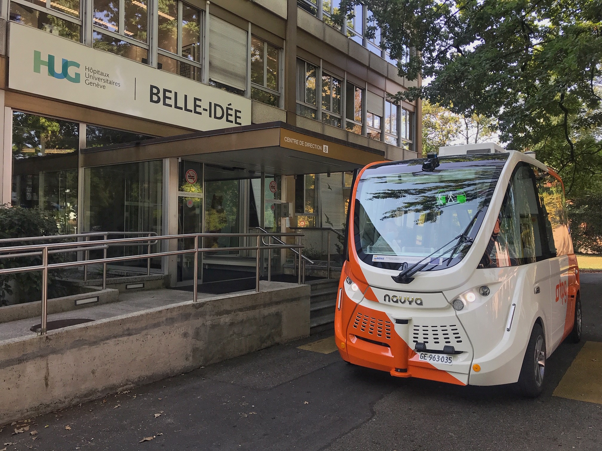An autonomous bus on the Belle-Idée hospital site.