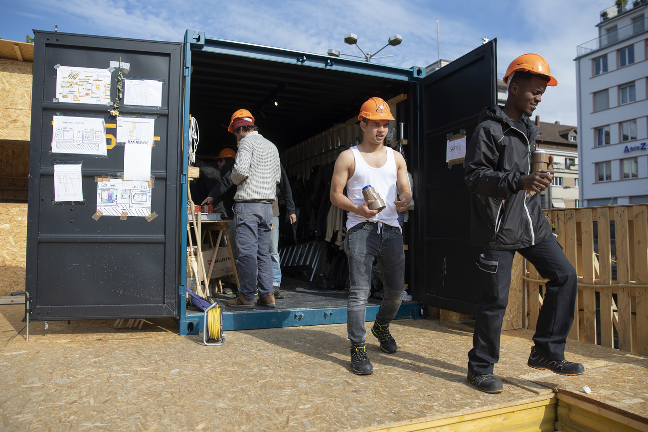 Lavoratori a inizio turno su un cantiere ubicato nella piazza della stazione di Bienne.