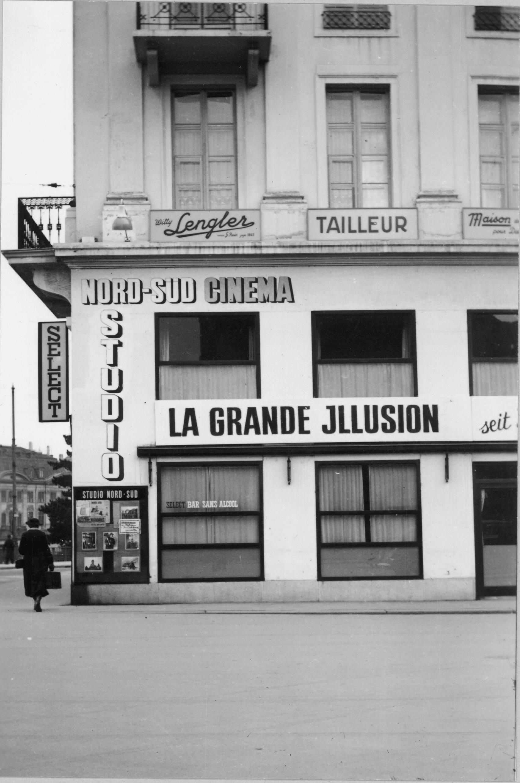 Aussenansicht des Kinos, Passantin