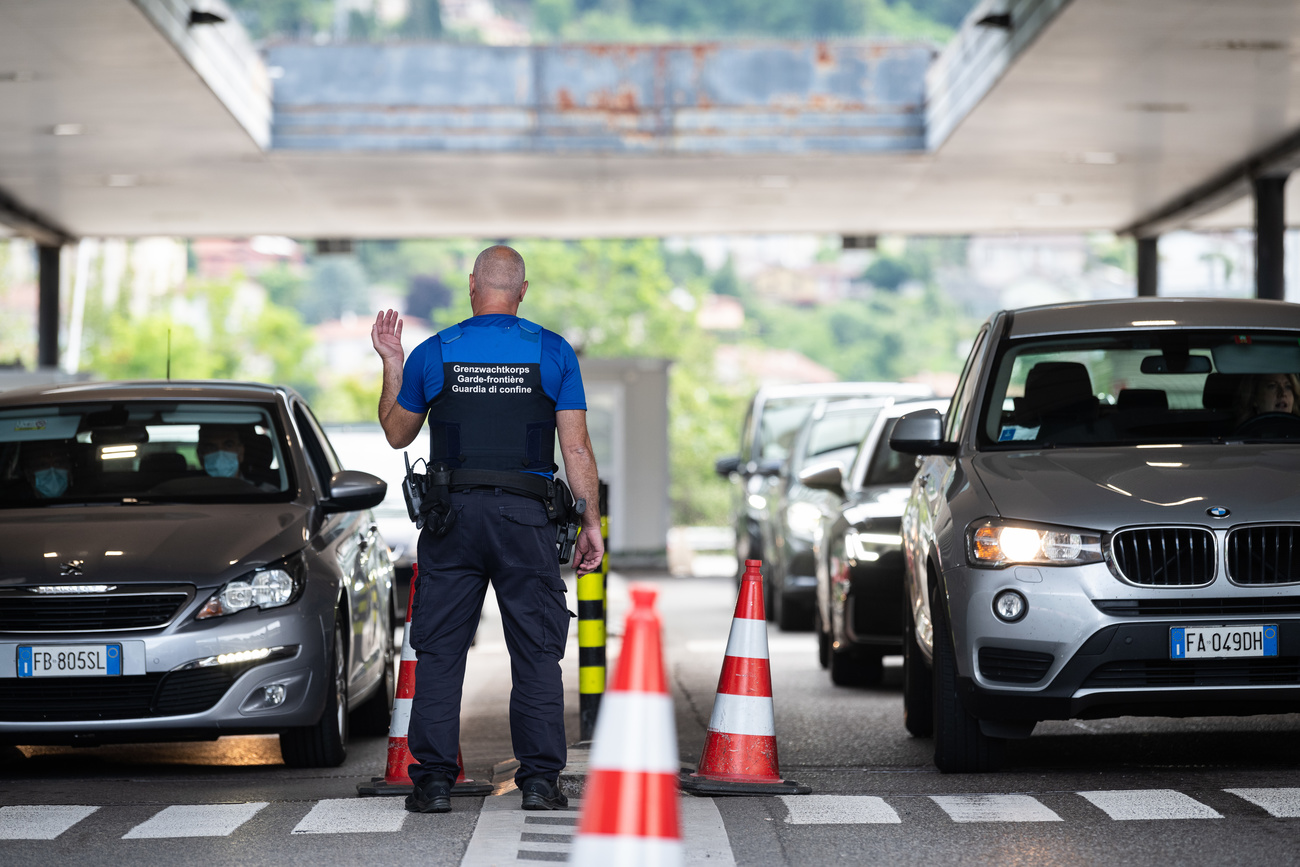 Auto di frontalieri incolonnate alla dogana di Chiasso Brogeda.