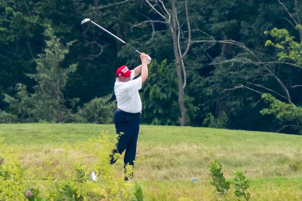 uomo gioca a golf