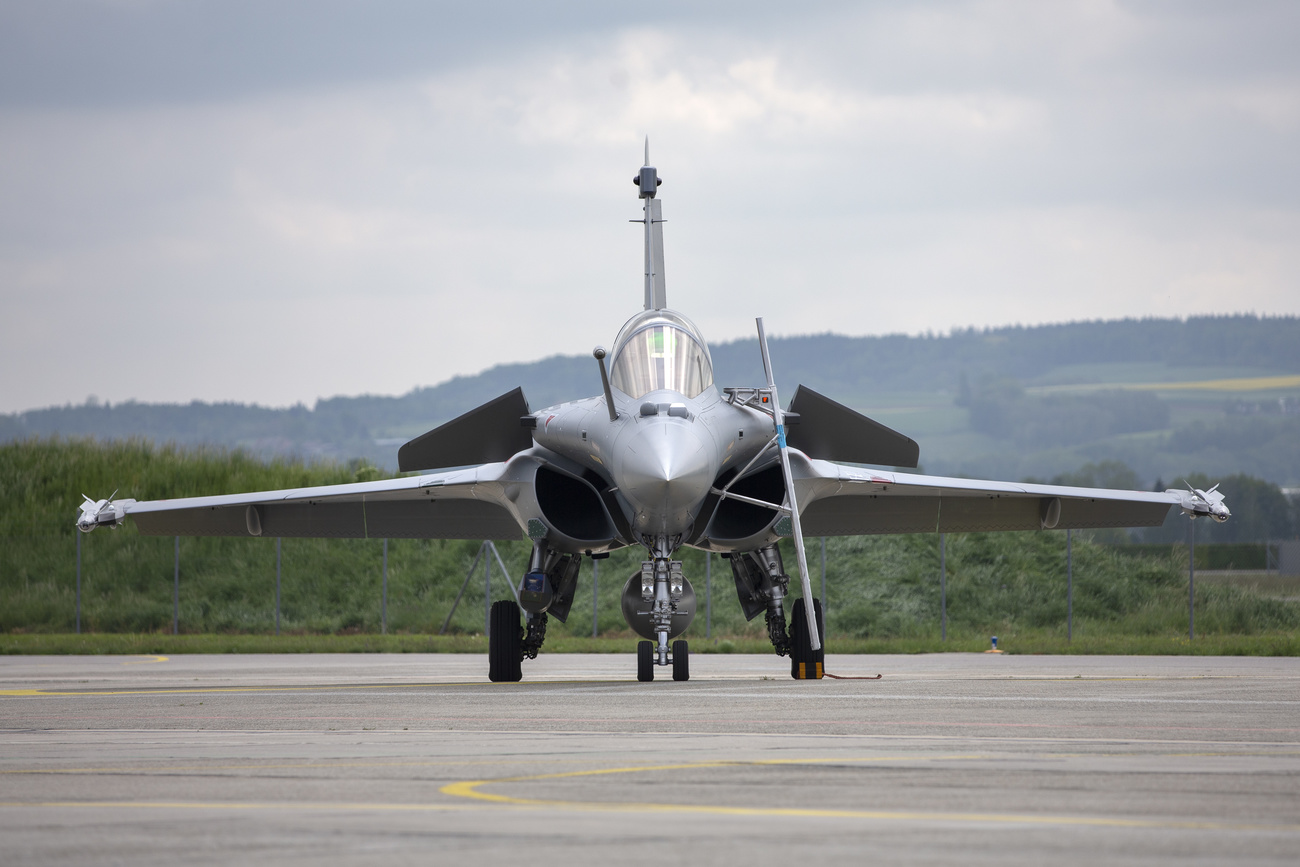 un aviogetto Rafale in mezzo a una pista di un aerodromo.