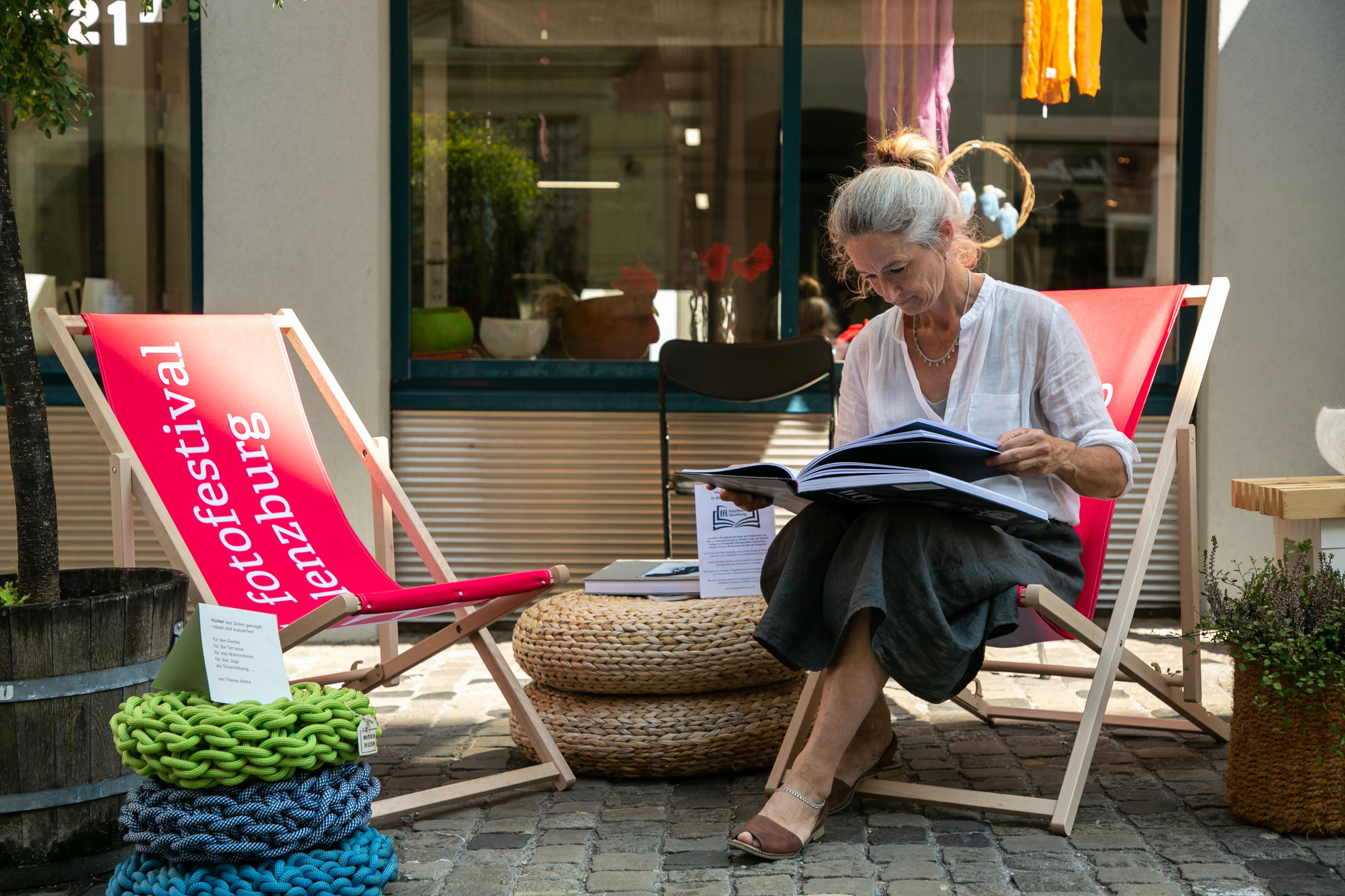 une femme sur un transat