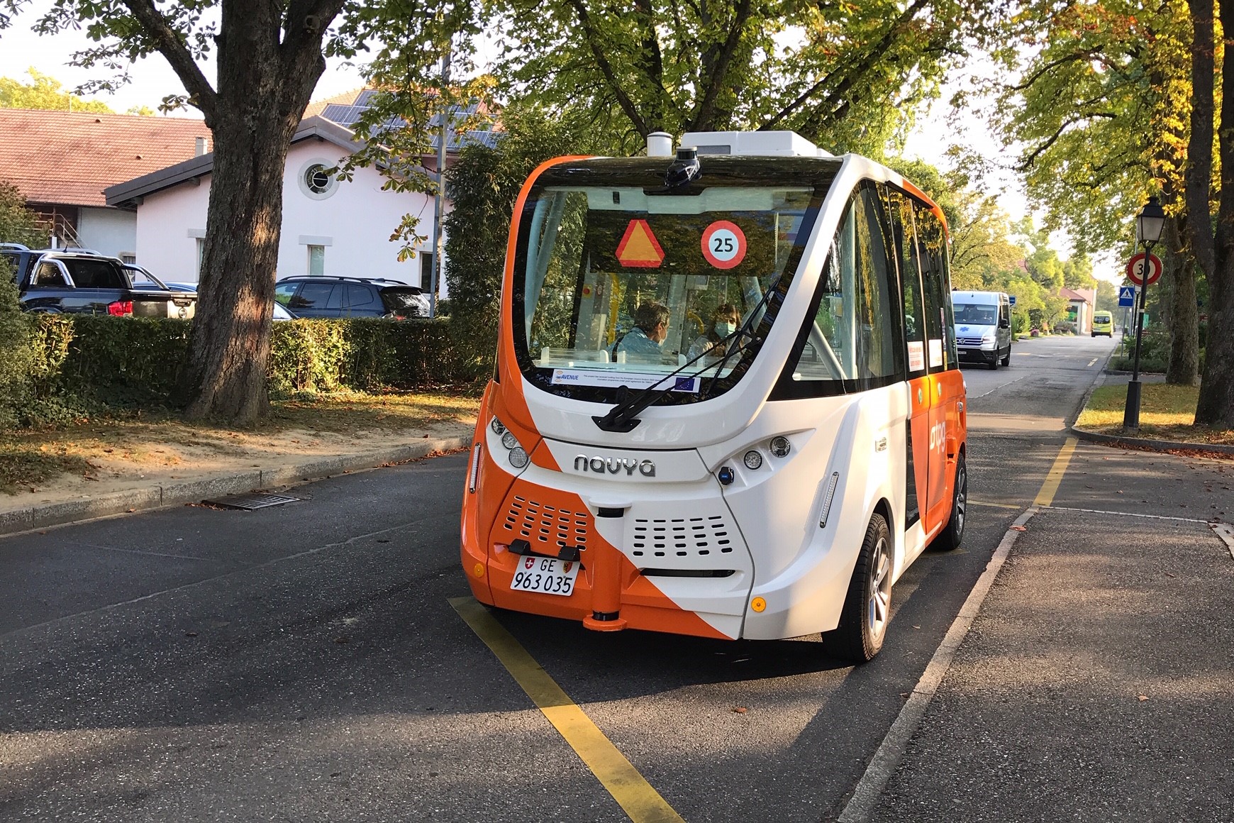 autobus autonomo a dieci posti in movimento.