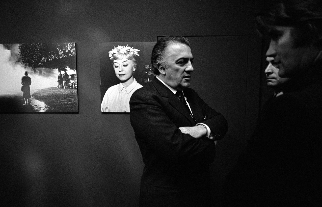 Un immagine di Federico Fellini. alla mostra fotografica sul suo film Le Notti di Cabiria