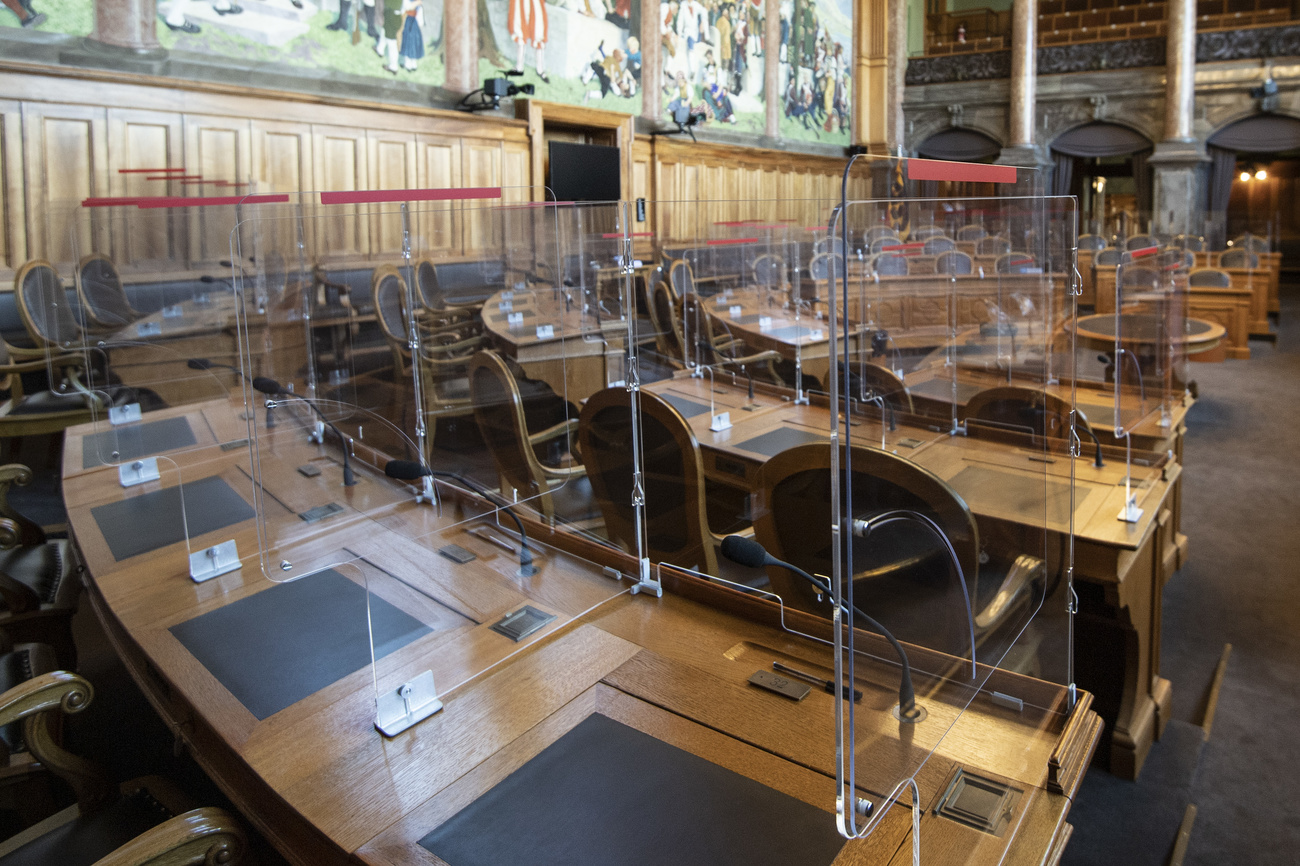 I banchi del Consiglio degli Stati separati da pannelli di plexiglas
