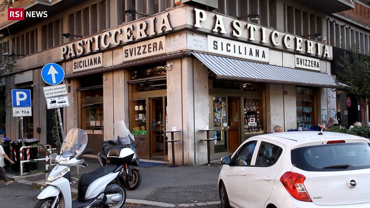 Locale pubblico all angolo tra due strade di città italiana con le insegne Pasticceria - Siciliana - Svizzera